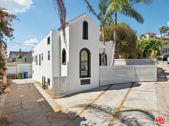2353 Lucerne Avenue, Los Angeles CA: https://media.crmls.org/mediaz/5abe29b9-f4e7-4d84-ad69-7e5ea0566563.jpg