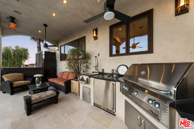 1380 Summitridge Place, Beverly Hills CA: https://media.crmls.org/mediaz/5abf4d2d-d2db-4f17-a140-7ade01b6d606.jpg