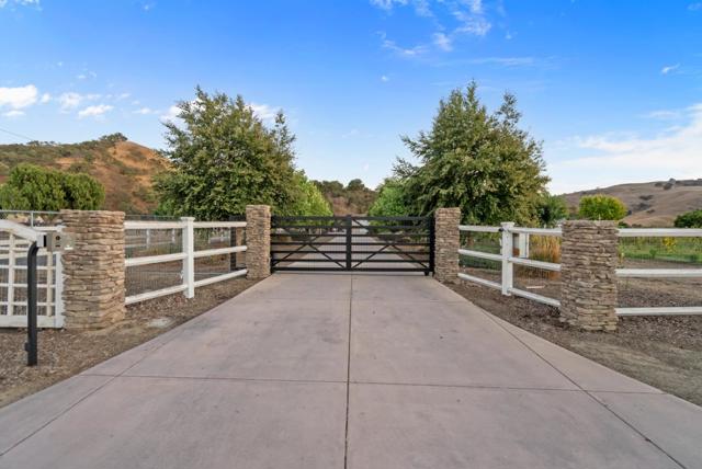 6840 Southside Road, Hollister CA: https://media.crmls.org/mediaz/5abf6942-d694-41ac-8d47-95c8254a252e.jpg