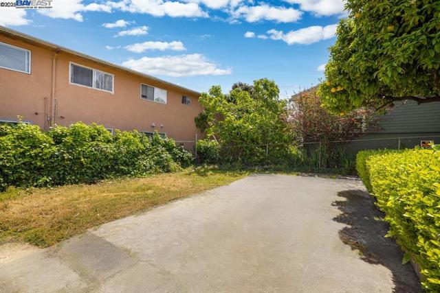 3003 School St, Oakland CA: https://media.crmls.org/mediaz/5abf8dc8-6b77-41dc-a974-62eb02f5010e.jpg