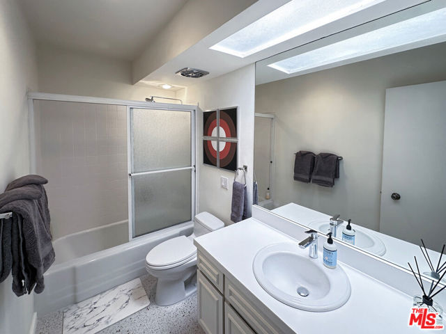 2324 S Skyview Drive, Palm Springs CA: https://media.crmls.org/mediaz/5ac0cd42-598e-4b26-b5b1-aa7f83e4a23c.jpg