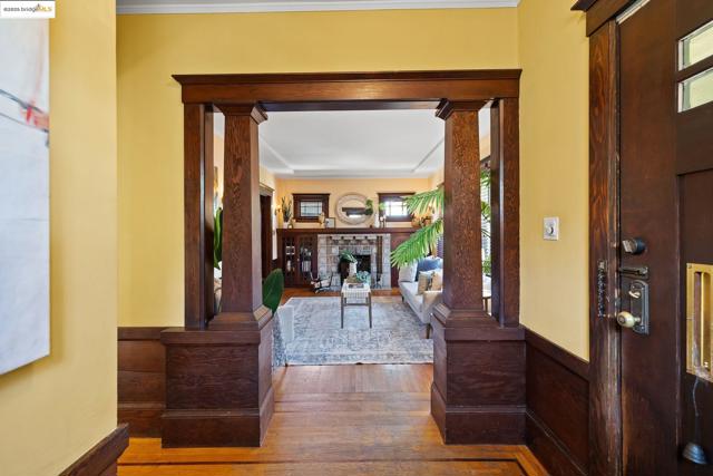 393 43Rd St, Oakland CA: https://media.crmls.org/mediaz/5ac0f857-323b-40da-9de0-d7b5bfb5718a.jpg