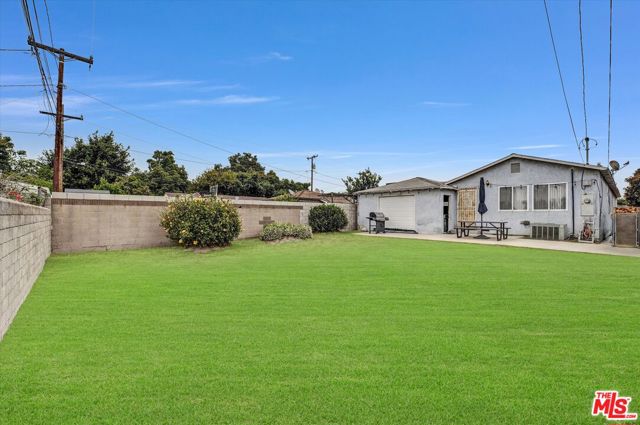2463 Easy Avenue, Long Beach CA: https://media.crmls.org/mediaz/5ac105ec-ef9c-4322-b872-286dfb655418.jpg