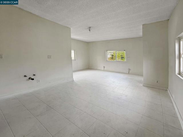 2129 Harrington Ave, Oakland CA: https://media.crmls.org/mediaz/5ac205e2-6603-4efb-9da0-da794898006a.jpg