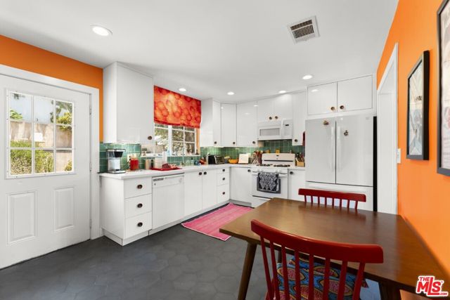 1179 Bellevue Avenue, Los Angeles CA: https://media.crmls.org/mediaz/5ac34ba9-353d-41ff-be3d-3f2bab5b8dfc.jpg