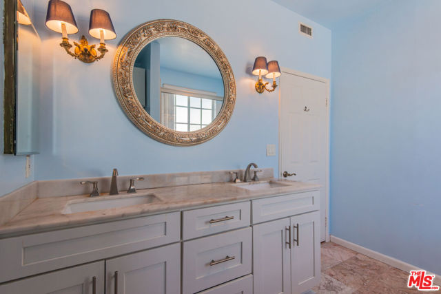 458 N Oakhurst, Beverly Hills CA: https://media.crmls.org/mediaz/5ac3c7c7-4c39-4236-8adf-f58755078274.jpg