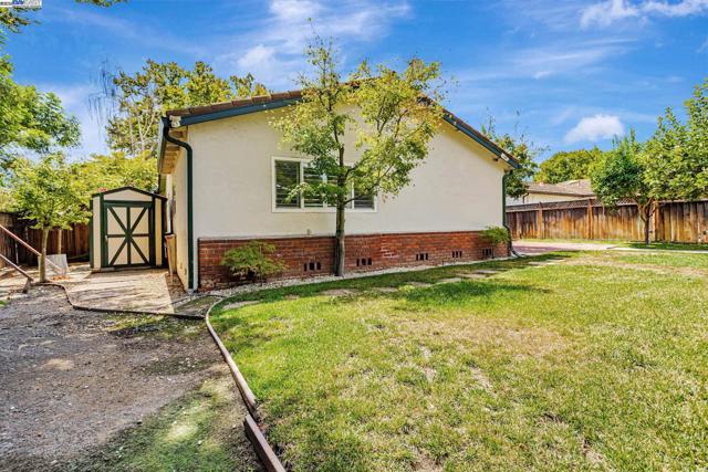 903 Lanewood Dr, San Jose CA: https://media.crmls.org/mediaz/5ac3ce2e-8d43-4716-9995-6f1741225282.jpg