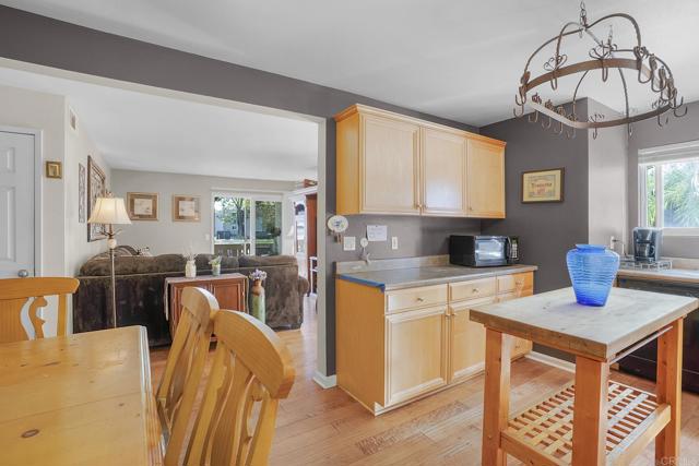 2536 White Oak Place, Escondido CA: https://media.crmls.org/mediaz/5ac3cf62-d40e-432a-86cc-7bd03f84a73a.jpg