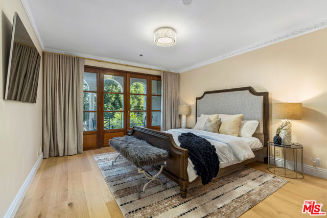 9249 Burton Way, Beverly Hills CA: https://media.crmls.org/mediaz/5ac3f0ab-3e91-44ab-b95a-1eef044cd249.jpg