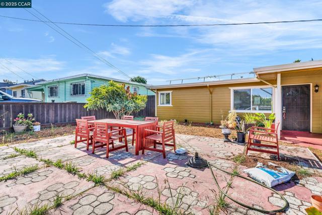 612 Thomas Dr, Richmond CA: https://media.crmls.org/mediaz/5ac4232c-4950-410d-be6c-46dd1966f202.jpg