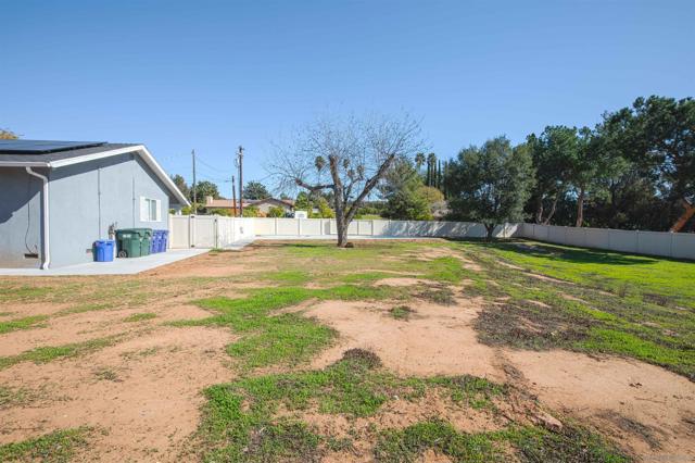 1996 Rohn Rd, Escondido CA: https://media.crmls.org/mediaz/5ac5647f-456b-4b1d-beda-9d2eda706c9c.jpg