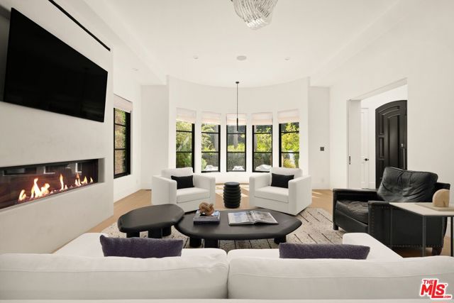 8 Oakmont Drive, Los Angeles CA: https://media.crmls.org/mediaz/5ac5dc34-507b-4a6c-ac4e-ac482772eaf3.jpg