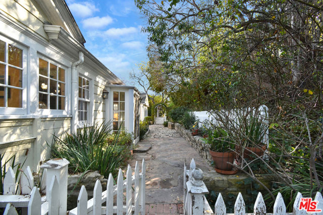 4141 Knobhill Drive, Sherman Oaks CA: https://media.crmls.org/mediaz/5ac68886-cab9-4f98-953c-f27af8494832.jpg