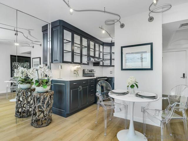 1720 Avenida del Mundo, Coronado CA: https://media.crmls.org/mediaz/5ac71cc1-18a3-4234-bc11-bfd1aa85b9b4.jpg