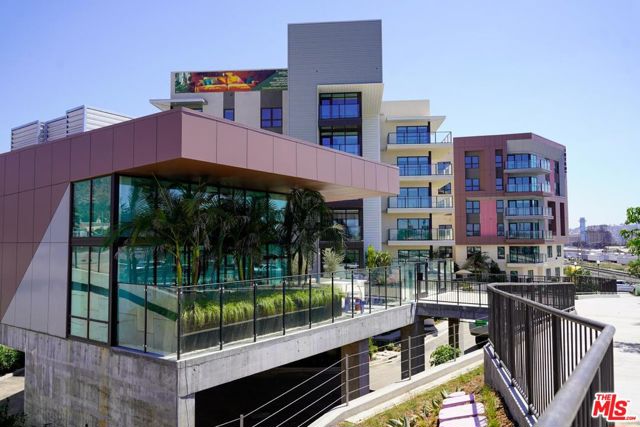 800 N Front Street, Burbank CA: https://media.crmls.org/mediaz/5ac775bb-d841-43b1-847f-1f9b4a46ca25.jpg