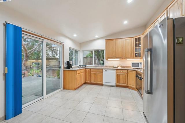 4942 Rocklin Dr, Union City CA: https://media.crmls.org/mediaz/5ac85bf5-9416-4c5c-8110-708a342ed28f.jpg