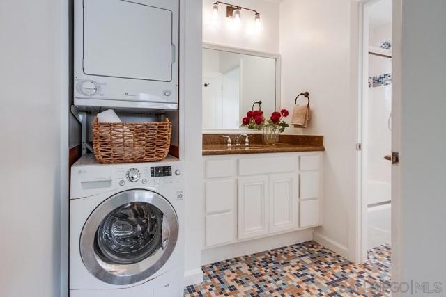 2020 Diamond St, San Diego CA: https://media.crmls.org/mediaz/5ac8f579-3782-4e94-a47b-6d00856e73aa.jpg