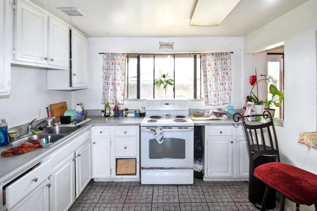 629 Pitman St, Escondido CA: https://media.crmls.org/mediaz/5ac91bd6-a805-42d8-a1a5-64eb405c86f9.jpg