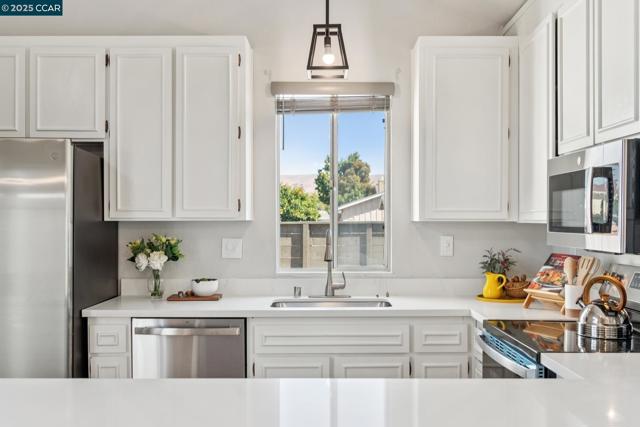 34915 Osprey Dr, Union City CA: https://media.crmls.org/mediaz/5ac94577-e140-44a1-8023-ef2f00dc94d7.jpg
