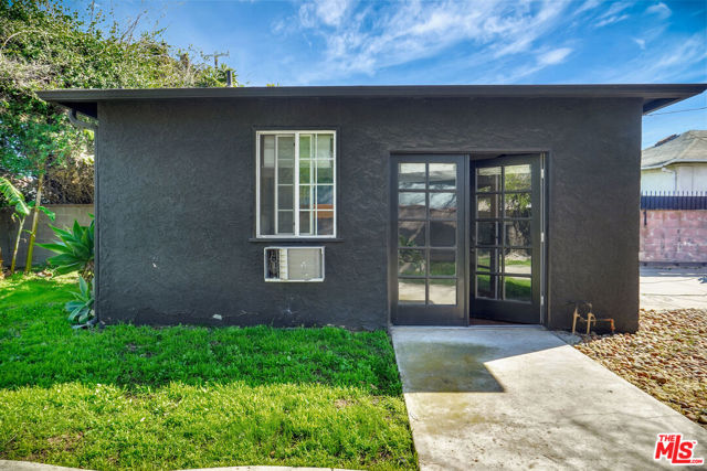 9210 S Van Ness Avenue, Los Angeles CA: https://media.crmls.org/mediaz/5ac962d1-4bab-491d-8ed1-93bee5618f38.jpg