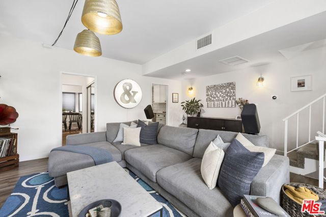 6540 Hayvenhurst Avenue, Lake Balboa CA: https://media.crmls.org/mediaz/5ac97b42-79ed-44dc-8665-00da19b7b7f0.jpg