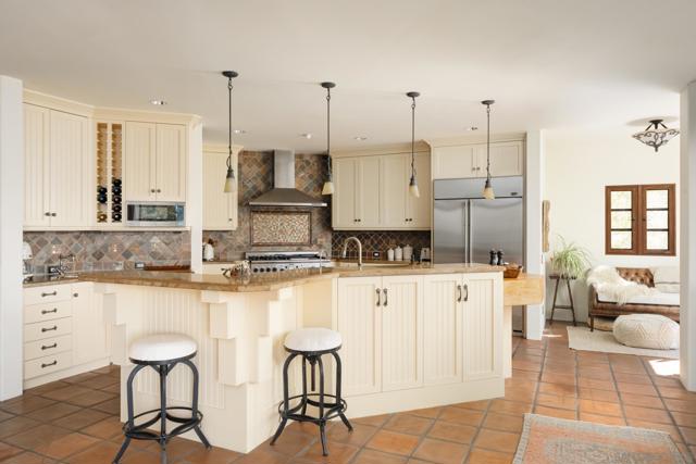 2563 Via Pisa, Del Mar CA: https://media.crmls.org/mediaz/5ac9d255-508d-46ec-91a3-c4e393da8140.jpg