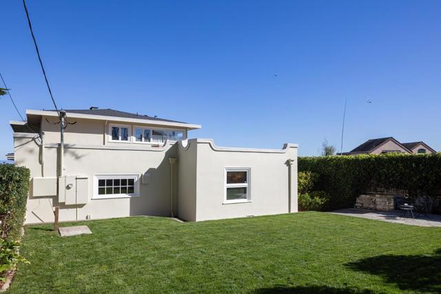 1051 Ocean View Boulevard, Pacific Grove CA: https://media.crmls.org/mediaz/5aca30f1-6947-4608-ba25-4c2c664b6d94.jpg