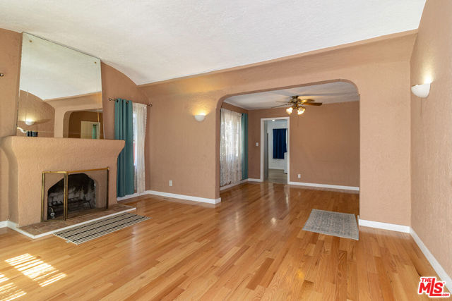 2807 S Bedford Street, Los Angeles CA: https://media.crmls.org/mediaz/5acaa894-dbfb-43fe-9e78-b3944b329b6a.jpg