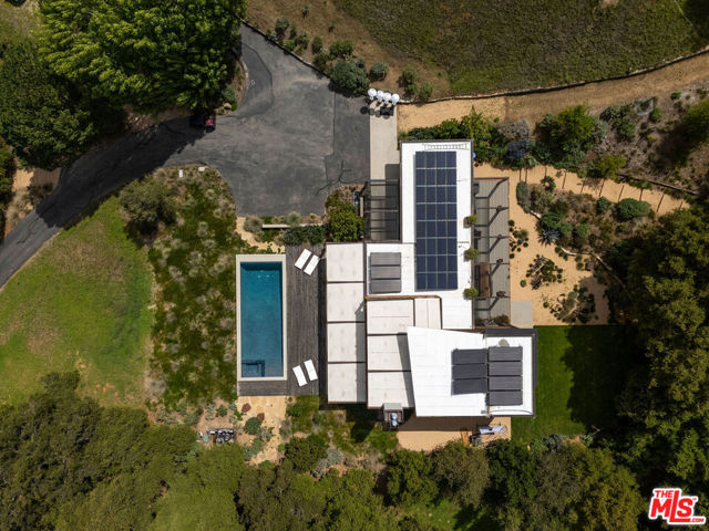 22575 Monte Vista Drive, Topanga CA: https://media.crmls.org/mediaz/5acb1b28-2f71-4e76-92ad-b0ee3c776c2c.jpg