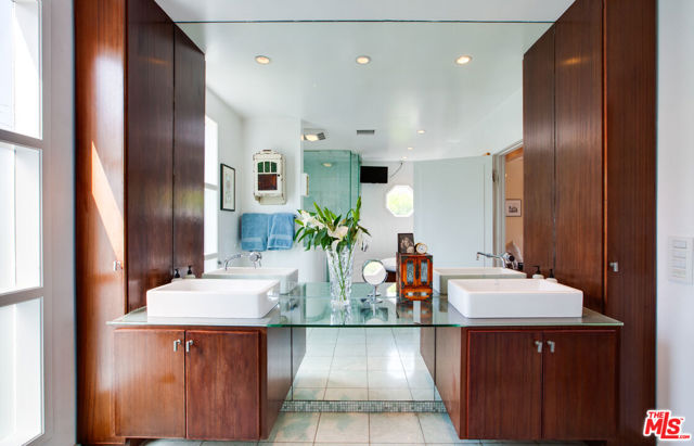 12521 Westminster Avenue, Los Angeles CA: https://media.crmls.org/mediaz/5acbc471-fb97-4d91-9e7b-fdbda3ea0eff.jpg