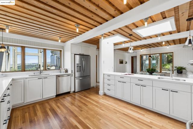12688 Brookpark Road, Oakland CA: https://media.crmls.org/mediaz/5acce24c-ea35-4262-a30a-e6135acae3ac.jpg