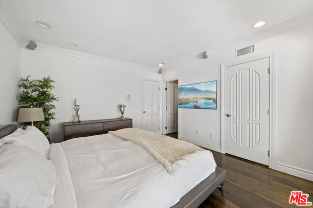 16221 Elisa Place, Encino CA: https://media.crmls.org/mediaz/5acd17d1-e914-4ad5-913d-c60d1bea8811.jpg