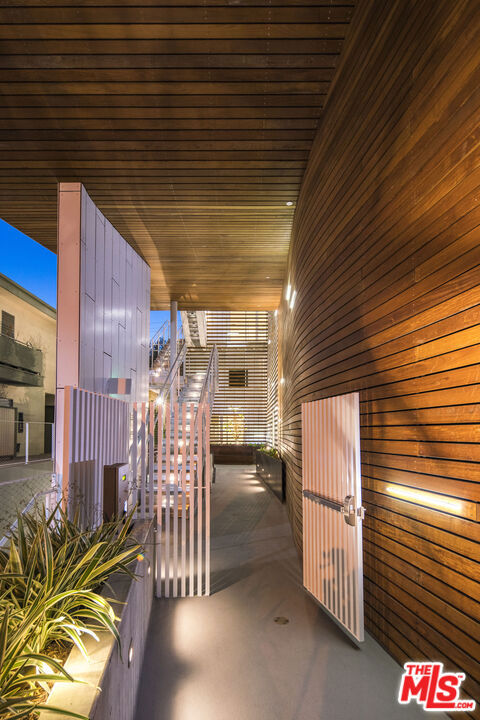 935 N San Vicente Boulevard, West Hollywood CA: https://media.crmls.org/mediaz/5ace0c3b-c377-4539-bcfd-c73d0965b0cd.jpg
