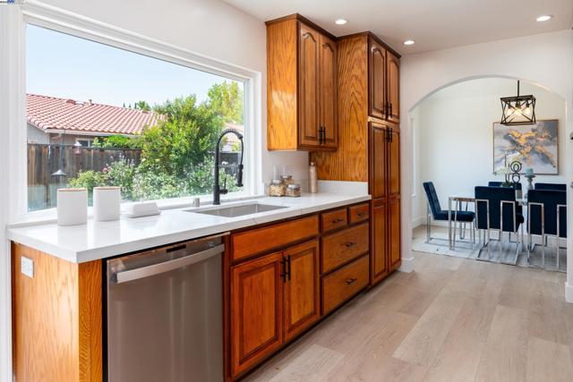 4406 Sugarland Ct, Concord CA: https://media.crmls.org/mediaz/5ace8a23-dafa-4d7d-9272-492315305fed.jpg