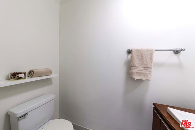 933 17th Street, Santa Monica CA: https://media.crmls.org/mediaz/5ace9741-4e86-4308-9727-3e0db8d85d9d.jpg