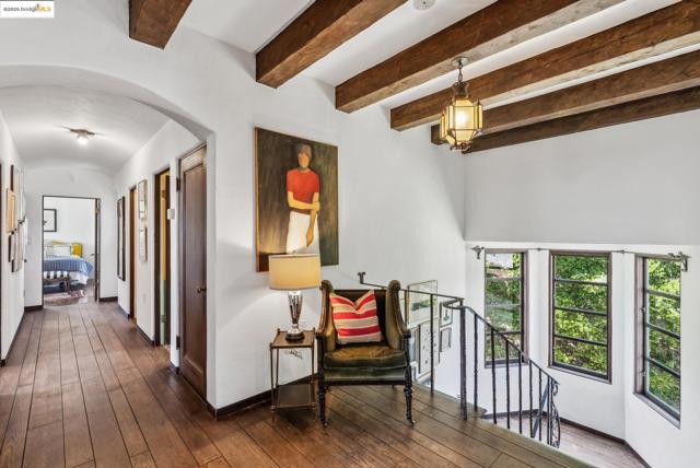 6801 Estates Dr, Oakland CA: https://media.crmls.org/mediaz/5acec790-9a69-42c1-9f83-3da5d8ce93b8.jpg