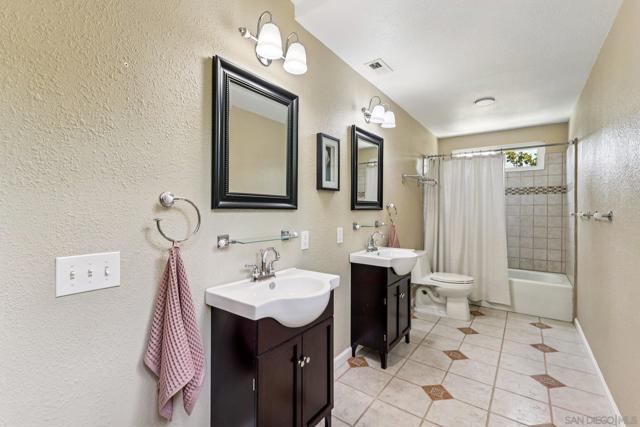 2807 Carlton Way, Fallbrook CA: https://media.crmls.org/mediaz/5acf62dd-e3fb-40c3-836d-2f2cb7600199.jpg