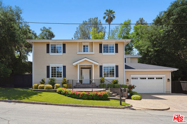 23040 Blue Bird Drive, Calabasas CA: https://media.crmls.org/mediaz/5ad0e278-1445-4b45-be40-eaca5dce44b8.jpg