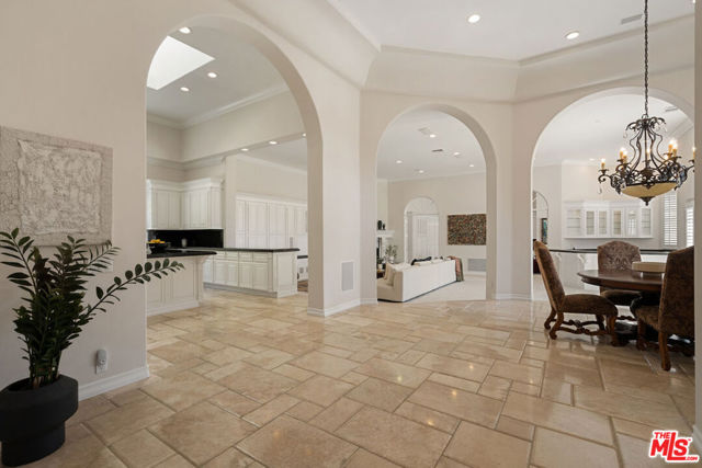 16727 Camino Sierra Del Sur Drive, Rancho Santa Fe CA: https://media.crmls.org/mediaz/5ad1037e-d03f-470a-b9ee-b8d45ad1a741.jpg