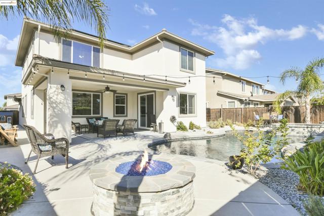 847 Dunmore St, Oakley CA: https://media.crmls.org/mediaz/5ad13494-8e54-4cdd-8f76-80a990cf864b.jpg