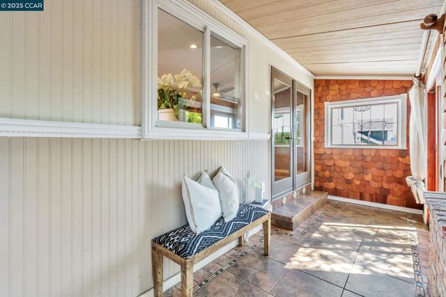 300 Saint Augustine Ct, Benicia CA: https://media.crmls.org/mediaz/5ad1499f-90fd-4548-99e1-6dab247dd269.jpg