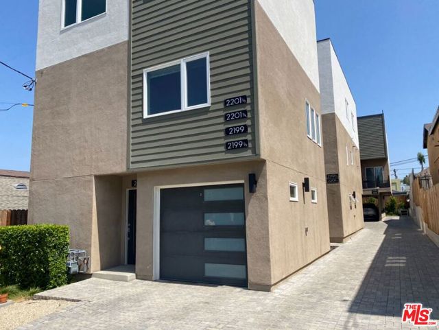 2201 W Court Street, Los Angeles CA: https://media.crmls.org/mediaz/5ad23c0d-57ab-4ab7-80f3-497b8649ba0c.jpg
