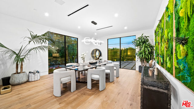 18762 Wells Drive, Tarzana CA: https://media.crmls.org/mediaz/5ad2cf61-e9cd-469a-bea8-3bcfe661f052.jpg