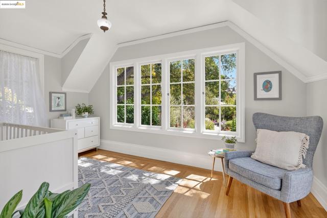 1145 Mandana Blvd, Oakland CA: https://media.crmls.org/mediaz/5ad32458-808e-438d-8096-3807a84be2c9.jpg