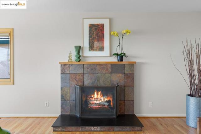 11718 Cranford Way, Oakland CA: https://media.crmls.org/mediaz/5ad3b13e-646f-4d61-a4ba-e25fa23a5128.jpg