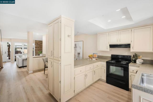 1354 Walden Rd, Walnut Creek CA: https://media.crmls.org/mediaz/5ad3f27d-ed06-4da2-a165-a08c5b258c14.jpg