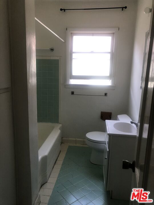 460 460 1/4 Kelton Avenue, Los Angeles CA: https://media.crmls.org/mediaz/5ad584aa-e563-474f-9e35-4a932420235d.jpg