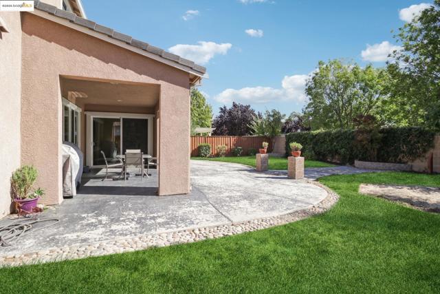 124 Clear Lake Ct, Oakley CA: https://media.crmls.org/mediaz/5ad5cd0e-9008-46e5-b54c-573900c4a4d8.jpg