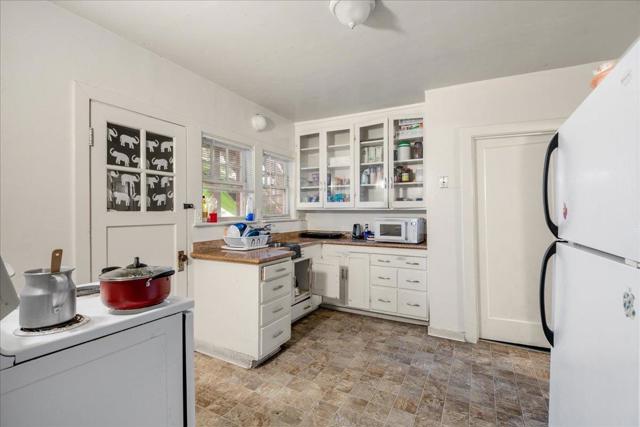 2464 Palmetto Street, Oakland CA: https://media.crmls.org/mediaz/5ad5d4ca-9898-47af-a9e7-1d76a0f0c588.jpg