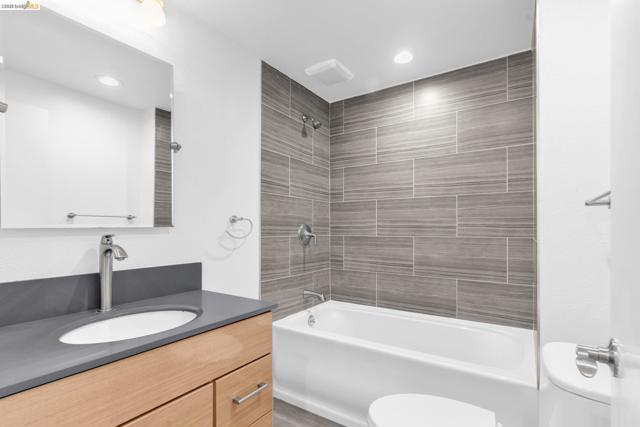 1881 Grand View Drive, Oakland CA: https://media.crmls.org/mediaz/5ad604e4-9136-47b9-a339-dd8c98c6cc73.jpg